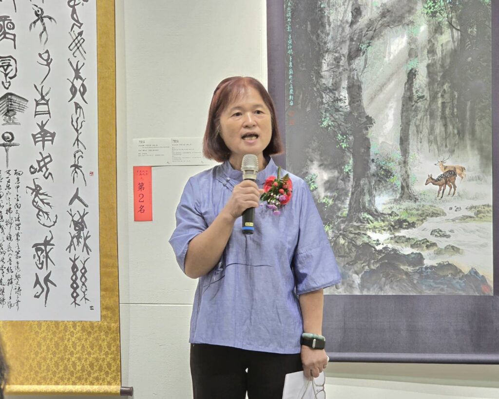 ▲中華九九書畫會理事長余真賢致詞時表達對與會貴賓的感謝，並期待這次的競賽得獎者與參展會員的作品能受到外界的重視與注意，對傳承書畫精神，展現義無反顧的決心。（記者 詹佳綺/攝）