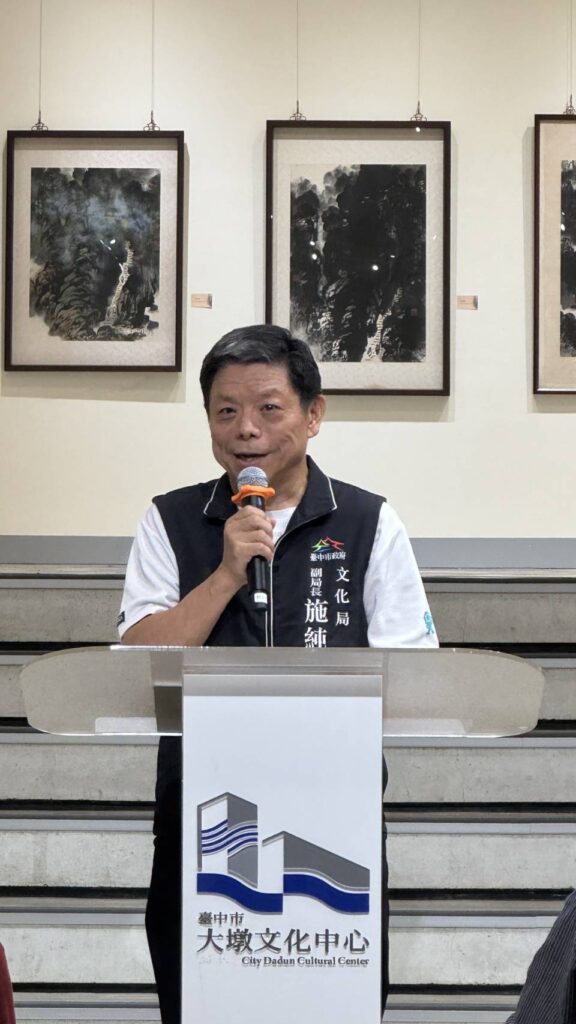 ▲臺中市政府文化局副局長施純福致詞時推崇藝術家李惠正教授在藝術創作領域的成就，期待藝文界人士與民眾能踴躍觀展，互動交流。（圖/大墩文化中心 提供）