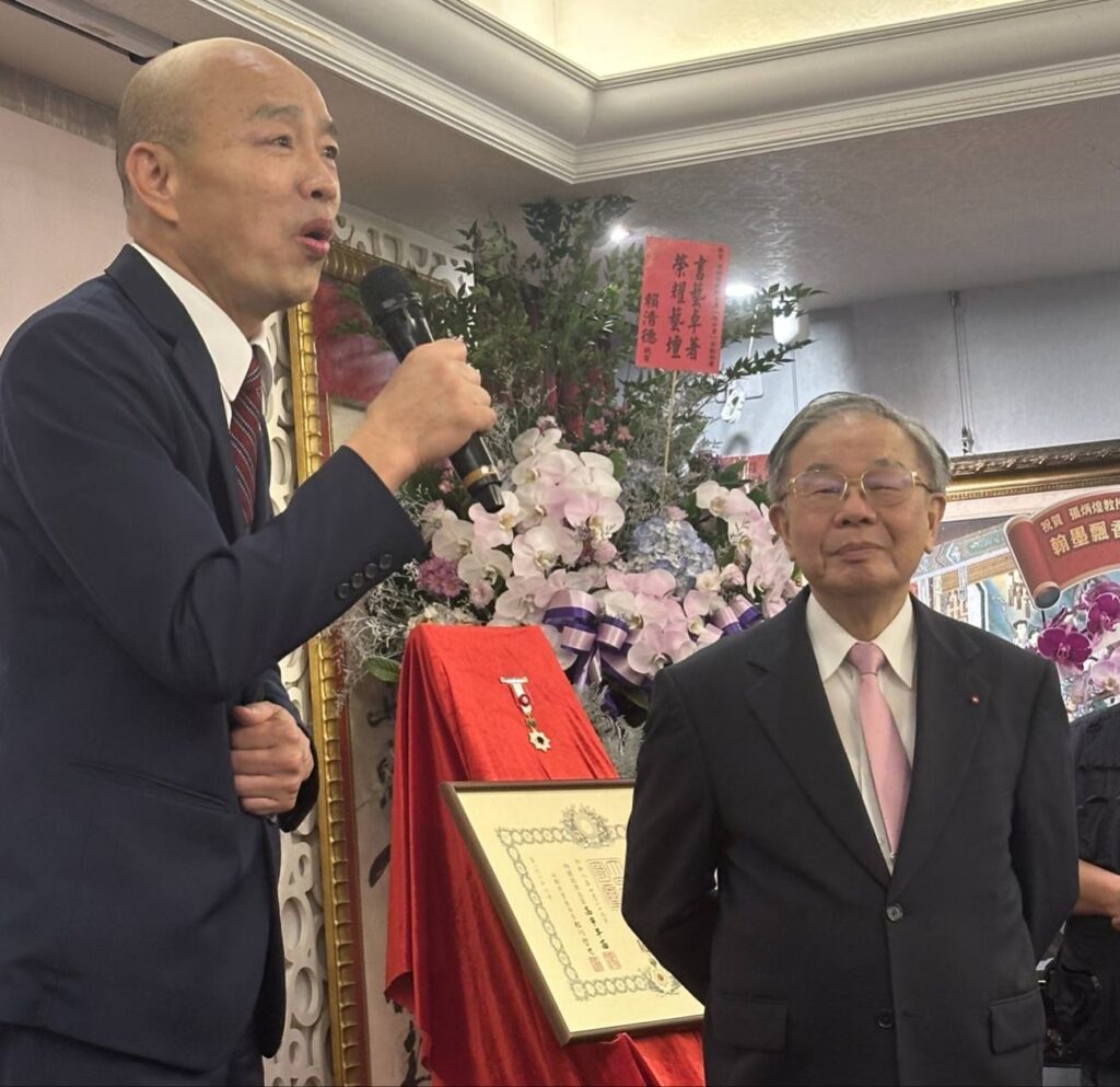 ▲立法院長韓國瑜（左）在張炳煌授勳晚宴上致詞時表達對張炳煌書藝創作成就的推崇，並認為能獲致日本政服肯定授勳更顯實至名歸的殊榮。（記者 辛澎祥/攝）