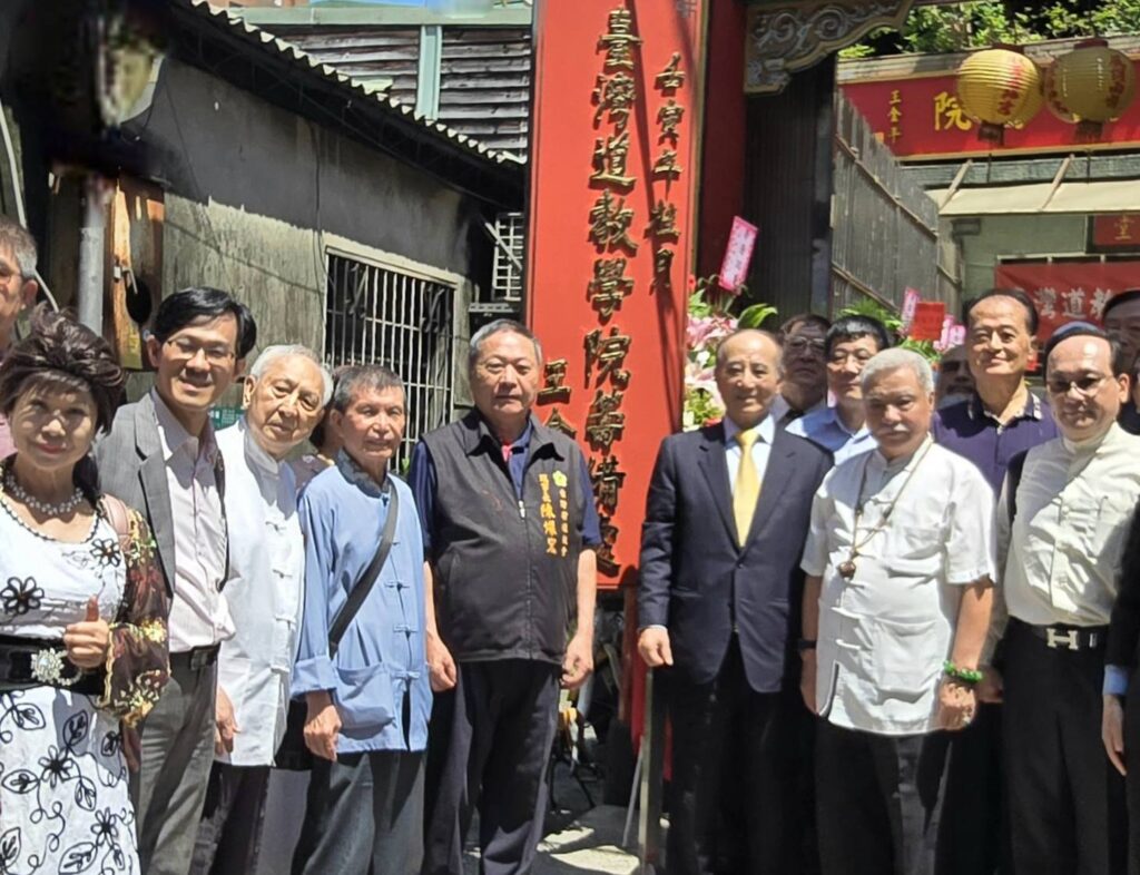 ▲臺灣道教學院創辦人也是前立法院長王金平（中）率出席活動貴賓及藝文與道教界領導人舉行臺灣道教學院籌備處揭牌儀式後合影留念。（記者 詹佳綺/攝）
