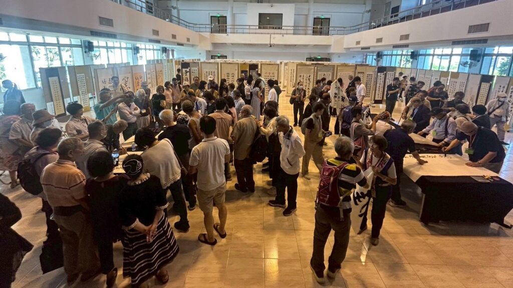 ▲出席活動開幕式的國內外書家,貴賓與藝文界人士齊聚一堂,場面熱絡。(圖/國際書法聯盟總會 提供)