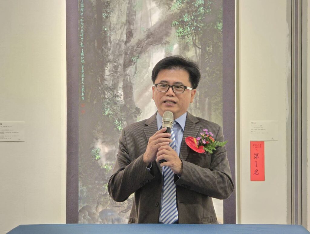 ▲臺藝大書畫藝術學系教授陳炳宏認為，涂璨琳老師指導會員及學生們書畫學習，他們也都願意到臺藝大進修，讓創作更加精進，這是相當難得的事。（記者 詹佳綺/攝）