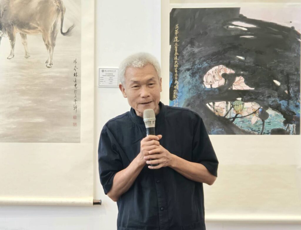 ▲臺藝大前書畫藝術系主任林錦濤教授表示,他與張進勇感情深篤,情同手足,對於楊企霞教授成立學會傳承當代藝術的精神,相當讓他敬佩。(記者 詹佳綺/攝)