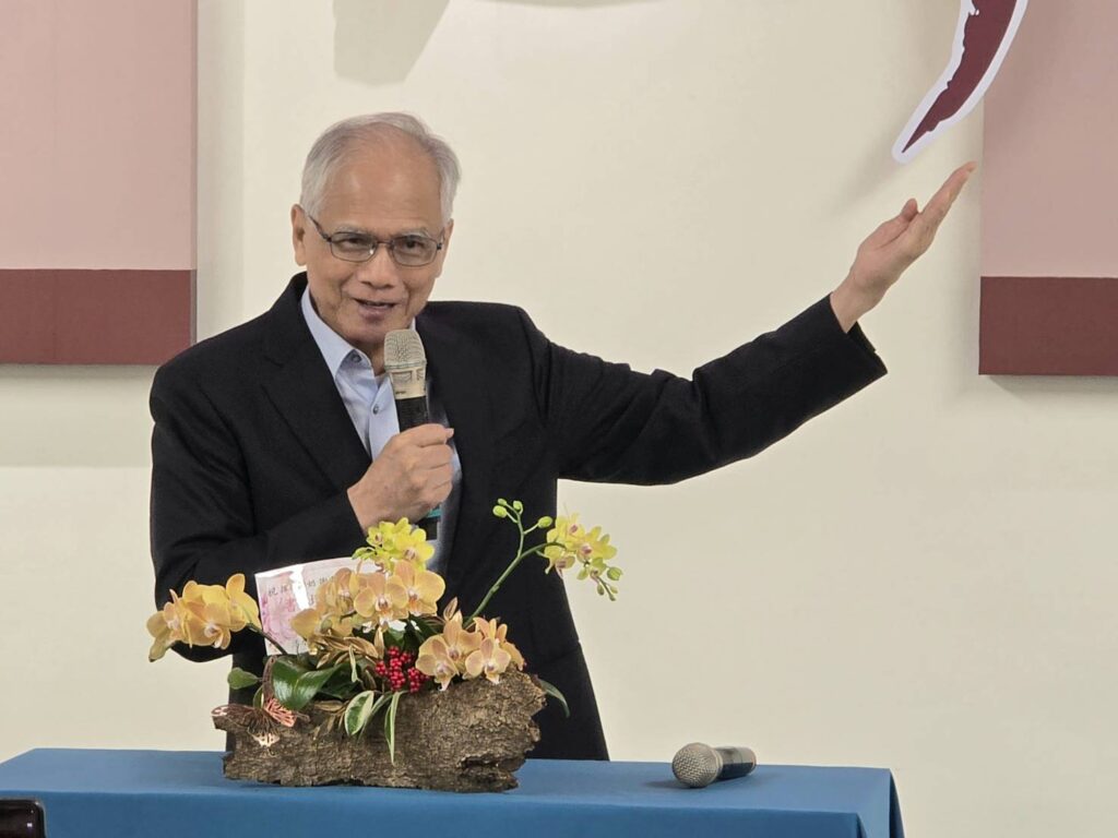 ▲前立法院長游錫堃，謙稱為書法界的門外漢，自認為謝季芸老師的「奶粉」，並在謝老師所展出的詩詞作品中，隨興朗誦吟唱，頗受好評。（記者 詹佳綺/攝）