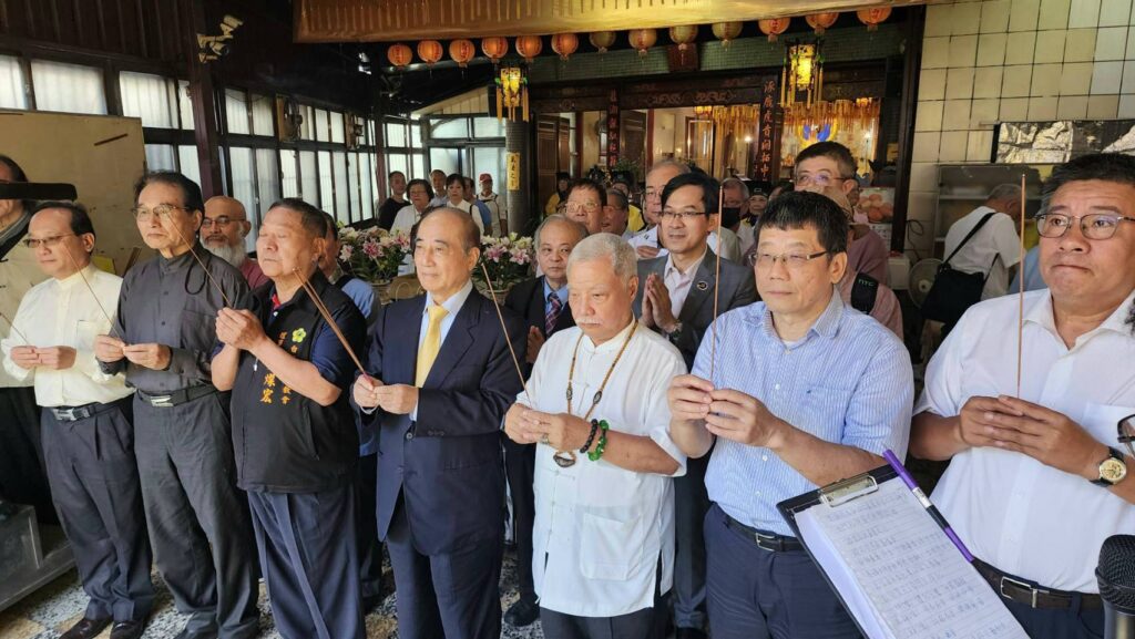 ▲王金平院長（中）與貴賓們持香向昊天上帝行三鞠躬禮，祈願護佑生靈的同時，讓道教學院開課圓滿。（記者 詹佳綺/攝）