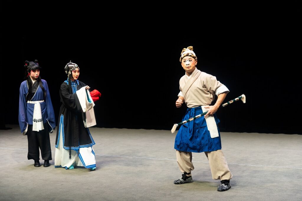 【當代傳奇劇場】武丑新秀林益緣（右）演出京劇《海舟過關》細膩刻畫丑角機智靈活、膽識過人的人物魅力。（圖/傳藝中心提供）