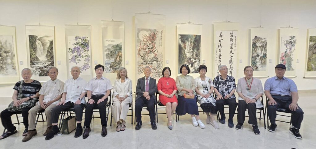 ▲出席開幕式的致詞貴賓與東亞藝術研究會顧問暨榮譽理事長開心合影留念。(記者 詹佳綺/攝)