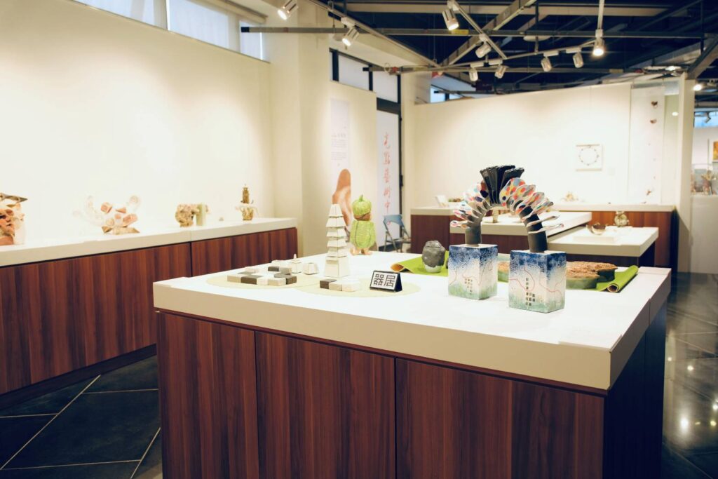 ▲陶瓷與金工的跨域，展現作品展覽的新世代能量。（圖/工藝中心 提供）