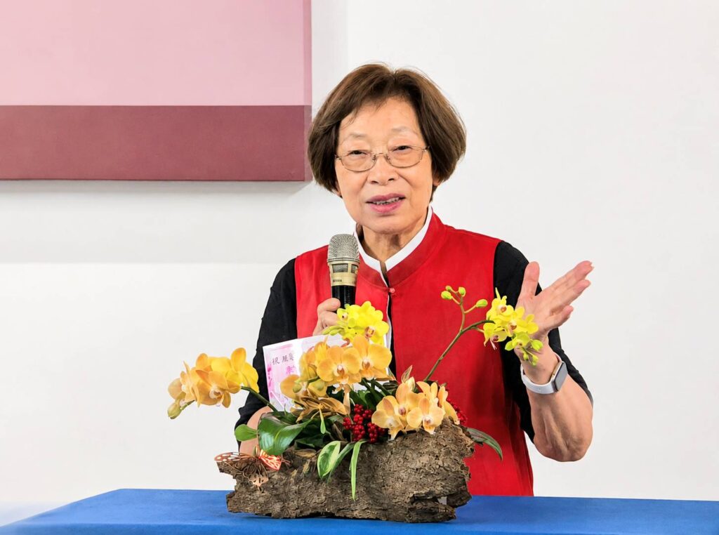 ▲臺灣女書法家學會榮譽理事長張松蓮致詞時表示，謝季芸老師一生困苦走來，不卑不亢，堅持與展現韌性，在書壇終能發光發熱，具體展現「寶劍鋒從磨礪出 梅花香自苦寒來」的修為與特質，成為大家學習的書家典範。（記者 詹佳綺/攝）