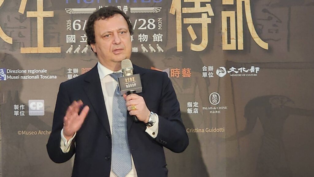 ▲義大利經濟貿易文化辦事處處長龍博文指出，跨越數千年的埃及文物，與史博館亞洲文化中的東西方生死觀點的對話，產生饒富趣味的探究。（記者 辛澎祥/攝）