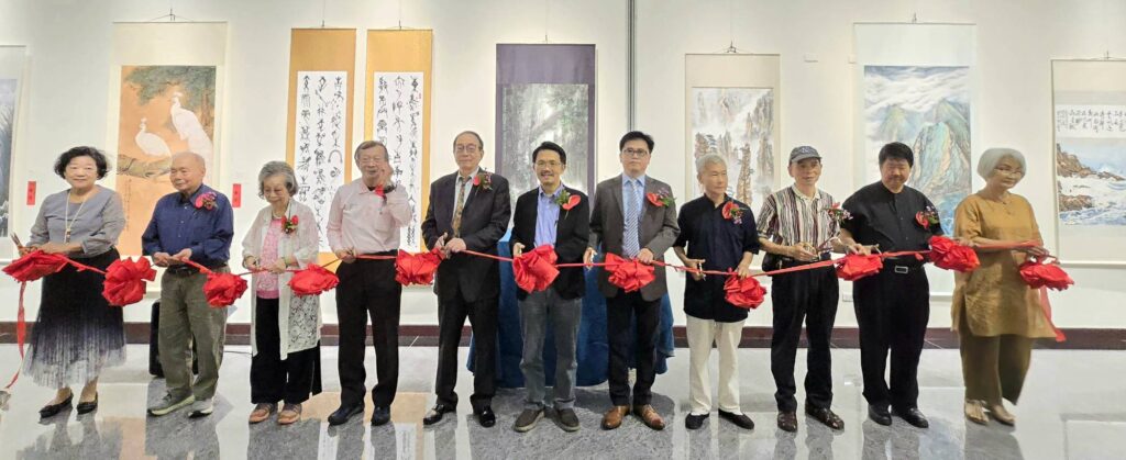 ▲受邀致詞貴賓在會員創作獎暨聯展開幕式前進行剪綵活動，場面熱鬧，格外受到好評。（記者 詹佳綺/攝）