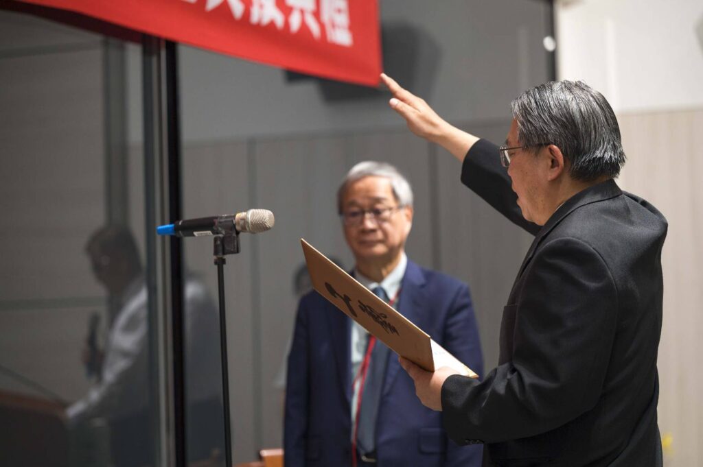 ▲新任工藝中心主任梁晉誌在李遠部長的監交下，宣誓就職。（圖/文化部 提供）