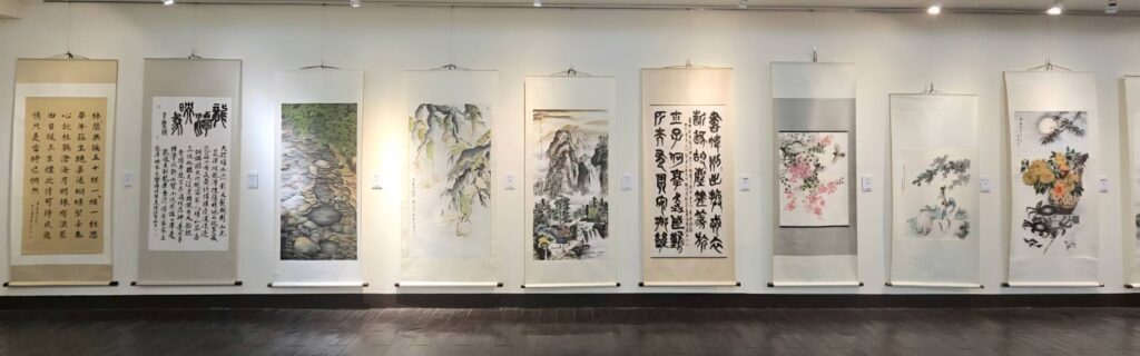 ▲於新北市立圖書館淡水分館藝文中心B1展出的會員聯展,作品質量兼俱,繽紛多彩。(記者 詹佳綺/攝)