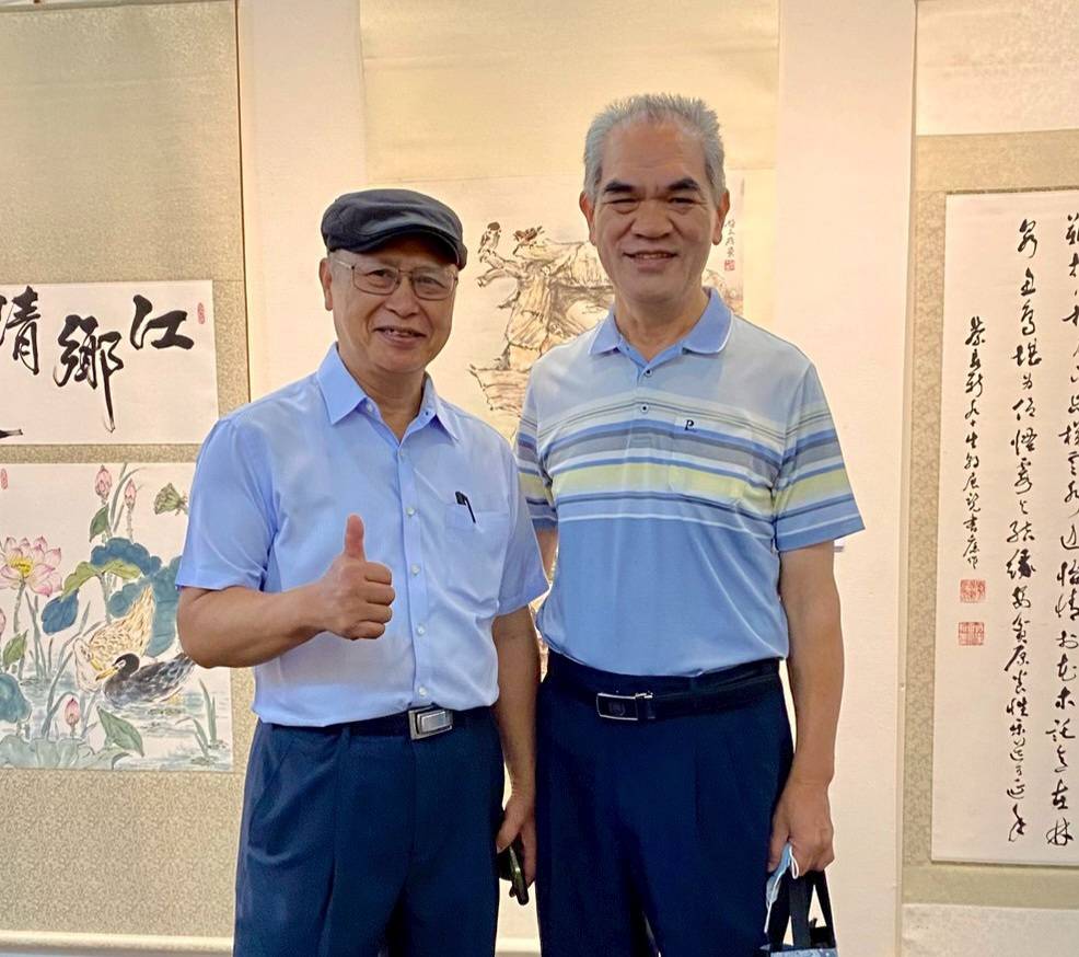 ▲趙文雄理事長(左)與中國國際美術協會理事長陳金海在展場合影留念,兩人在水墨畫領域所展現的功力與技藝皆屬一流。(記者 詹佳綺/攝)