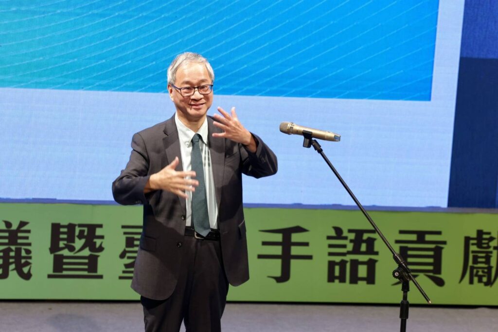 ▲文化部長李遠用手語表達對手語貢獻獎得獎者顧玉山的推崇與敬意。（圖/文化部 提供）