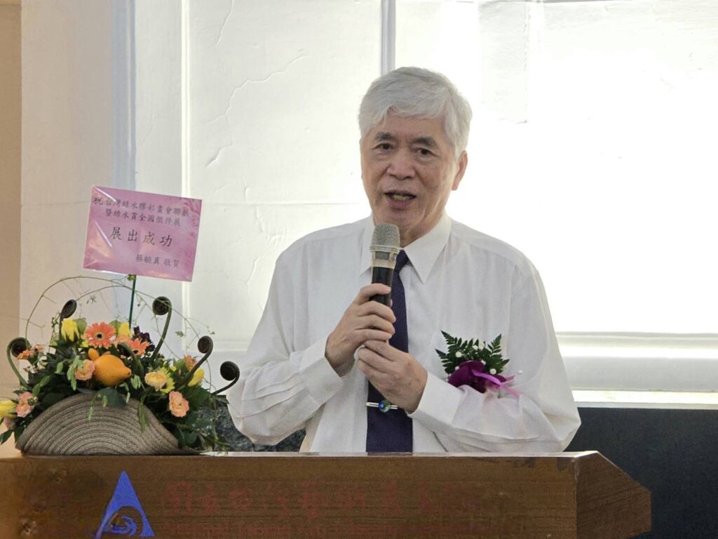 ▲知名膠彩畫家也是東海大學榮譽教授詹前裕則強調，台灣綠水膠彩畫會從1990年創立至今，藉由大家的努力與展現資源力量，呈現出目前難得且傳承的面貌，相當可貴。（記者 詹佳綺/攝）