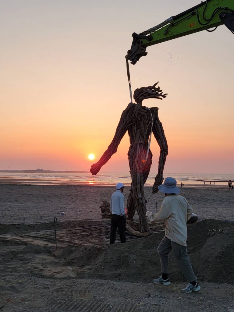 一座5米高巨型作品進駐珍珠海岸。(圖/文化局提供)