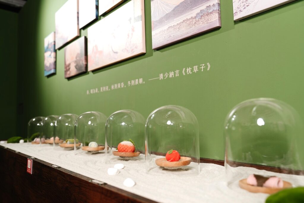 「烹茶煨鴨腳」茶食文化特展展出多種兼具味覺與視覺之美的日本和菓子。(圖/坪林茶業博物館提供)