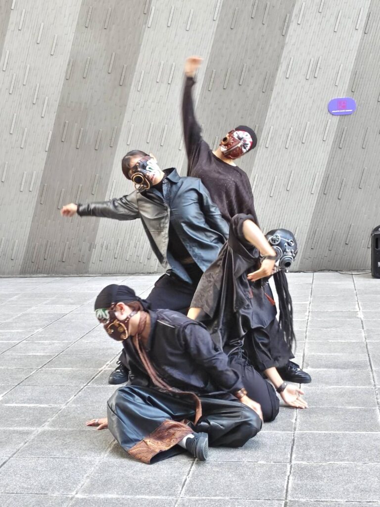 麥藍堤亞舞團《UNDER MASK》,結合臺灣的廟宇文化與西方街舞文化,呈現強烈的視覺效果。(記者 陳安婷/攝)