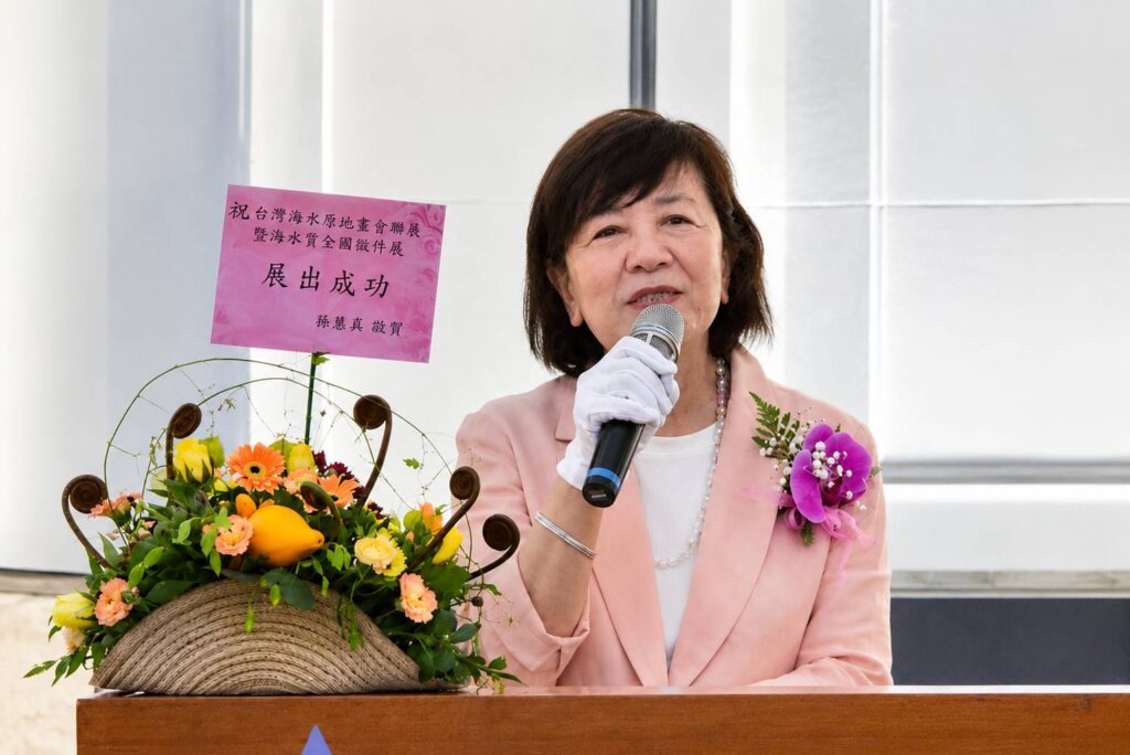 ▲台灣綠水膠彩畫會理事長陳嬋娟致詞時表達對活動舉辦時眾多單位與個人協助的感謝，對膠彩畫藝術從在地到國際發展，展現旺盛企圖心。（記者 詹佳綺/攝）