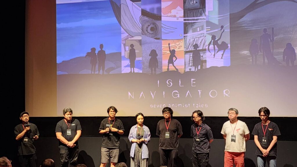 ▲平台開發業者所製作的兩部影片也同時公部放映，製作與編導也合影留念這難得的畫面。（記者 辛澎祥/攝）