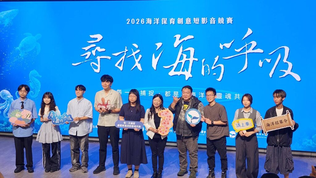 ▲出席活動說明會的主協辦方與參賽隊伍合影留念。(記者 辛澎祥/攝)