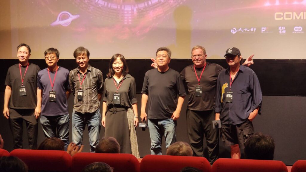 ▲動畫公司負責人及編導與製作人在說明完6部影片後，開心合影留念。（記者 辛澎祥/攝）