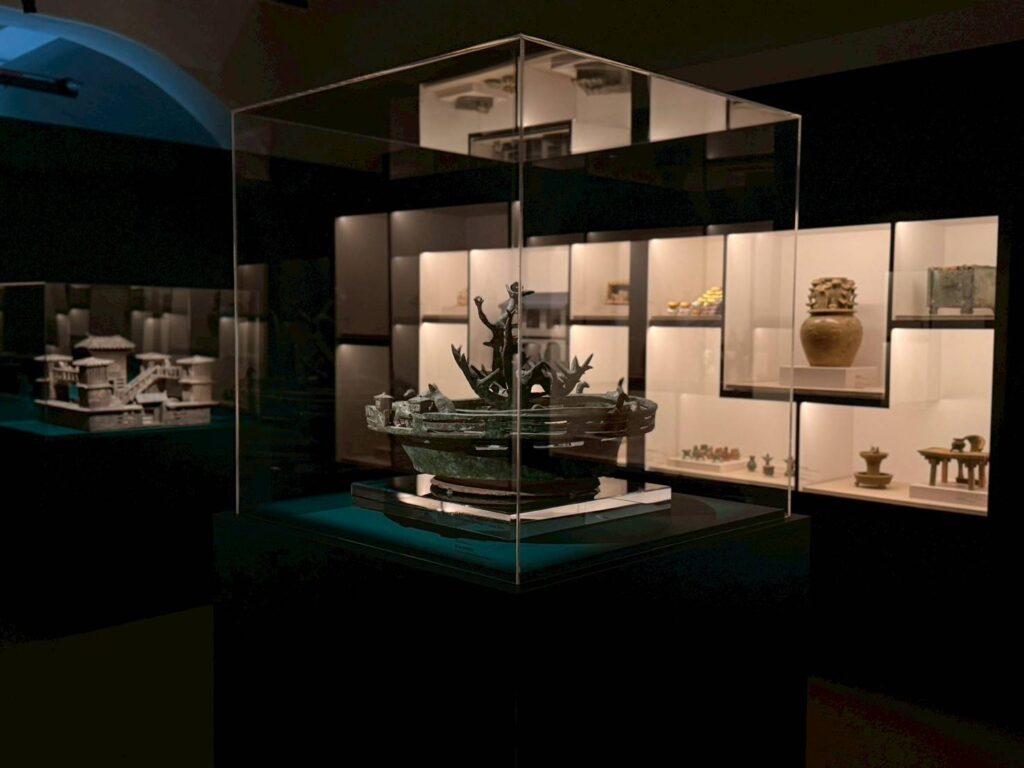 ▲「終章未完」特展呈現東方輪迴觀的內涵與深摯意義。(記者 辛澎祥/攝)