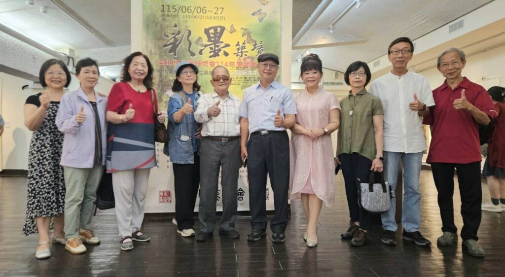 ▲出席開幕式活動的八閩美術會會員們,開心的與理事長趙文雄(右五)暨夫人合影留念。(記者 詹佳綺/攝)