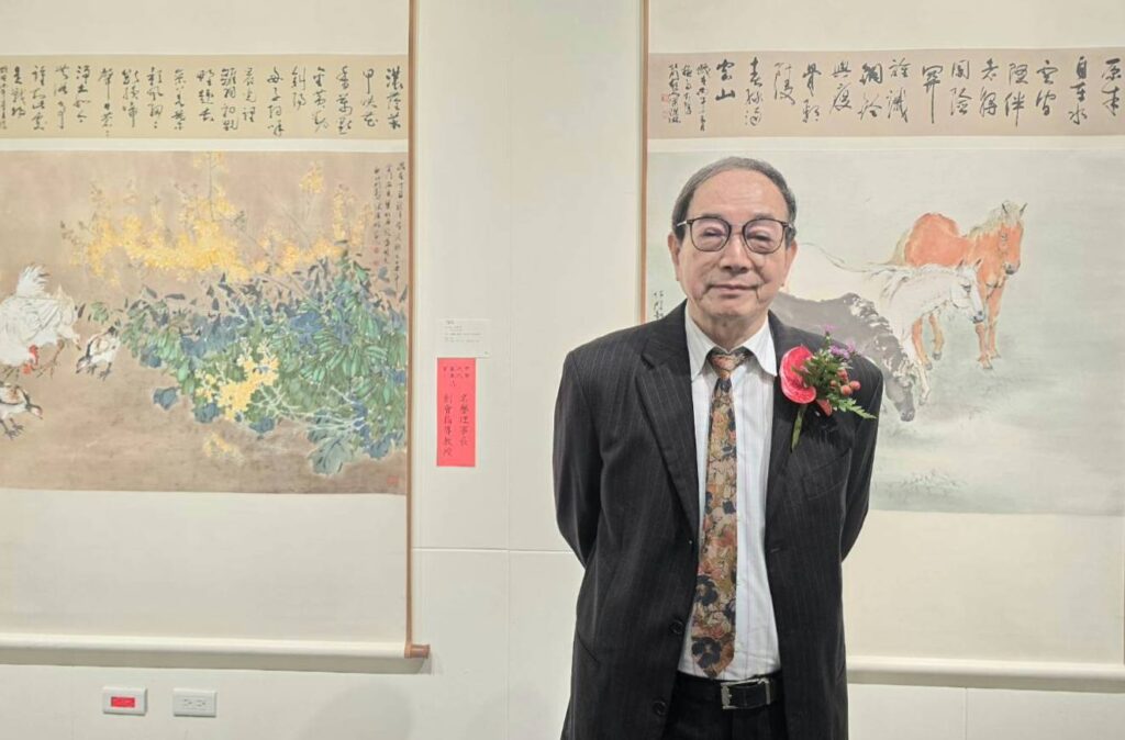 ▲中華九九書畫會名譽理事長也是書畫會指導老師的涂璨琳教授，在他這次書畫會的年度展覽中提供兩件作品參展，帶給會員們正面啟發與典範作用。（記者 詹佳綺/攝）