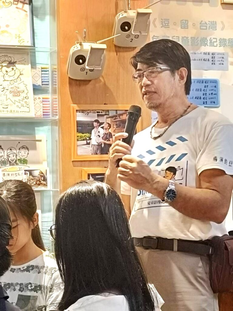 何明瑞導演希望透過自己微薄的力量，幫助孩子們勇於面對人生。（記者 陳安婷/攝）