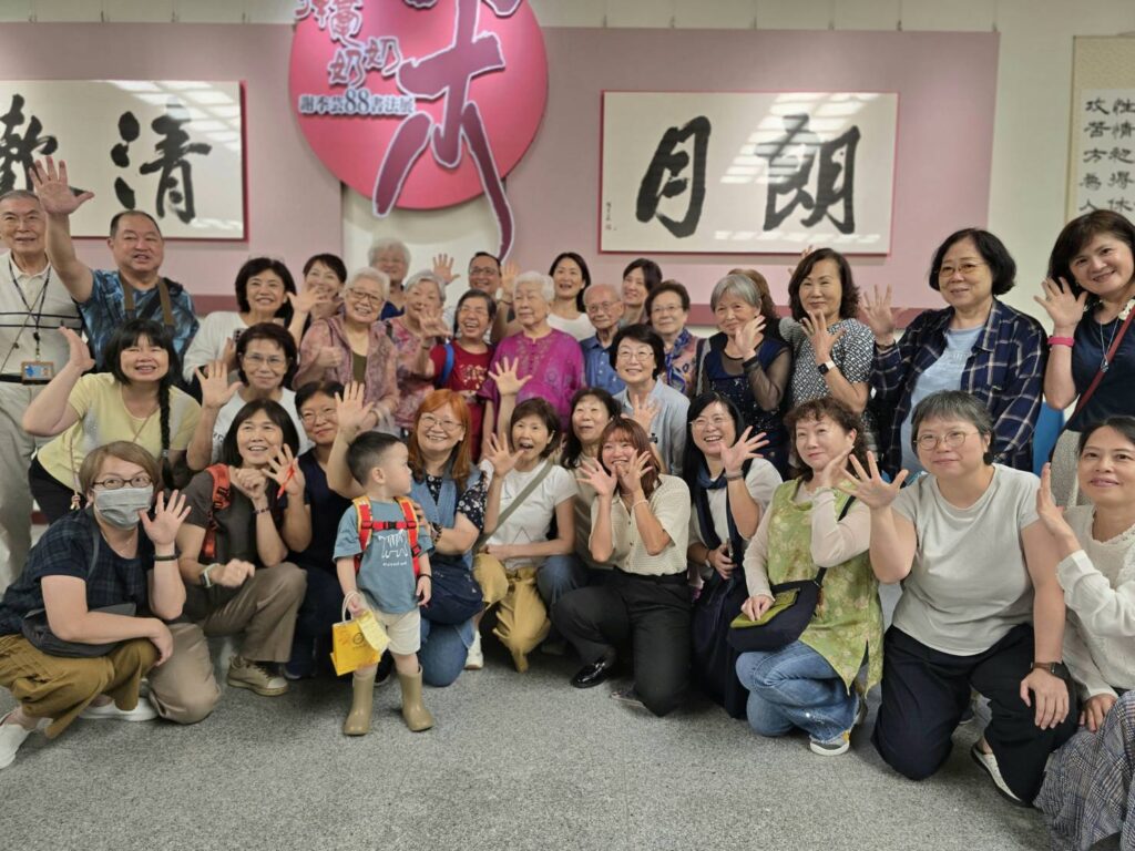 ▲謝季芸老師的家人、學生、摯友與粉絲們都爭向來到展場向揮毫奶奶謝老師的書法展表達祝壽與道賀的雙喜之意，場面歡樂溫馨無比。（記者 詹佳綺/攝）