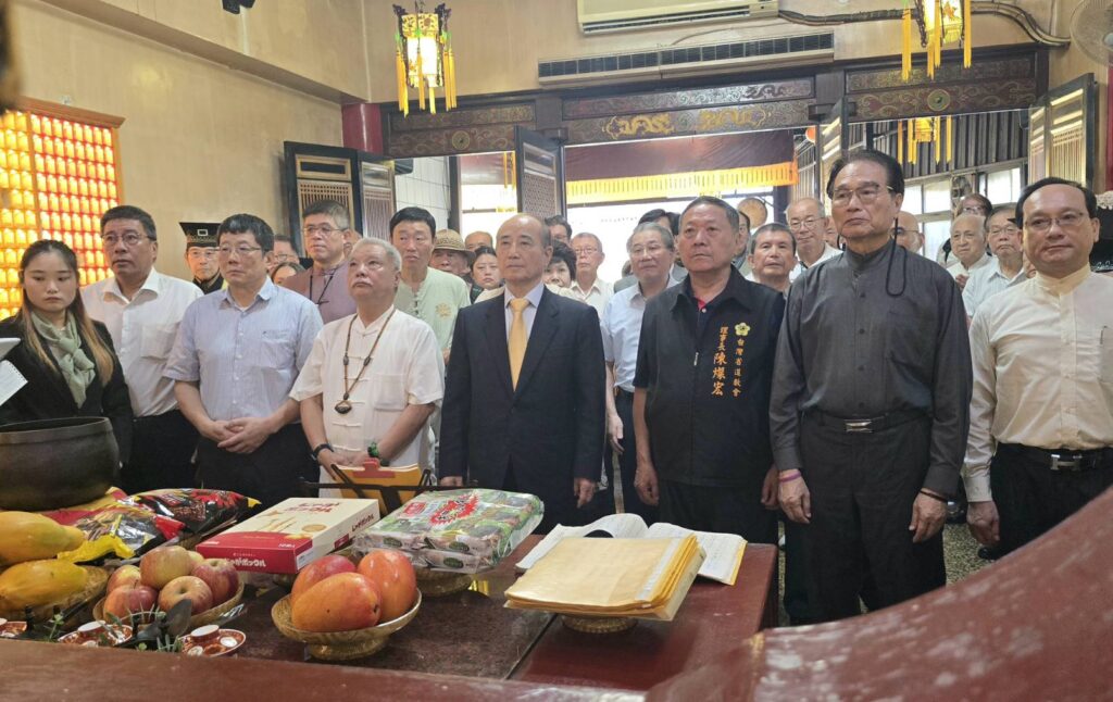 ▲王金平院長（中）與全體貴賓移至大殿內，禮拜太上道祖軒轅黃帝，祈願臺灣道教學院與軒轅教友好合作，興學宏道有成。（記者 詹佳綺/攝）