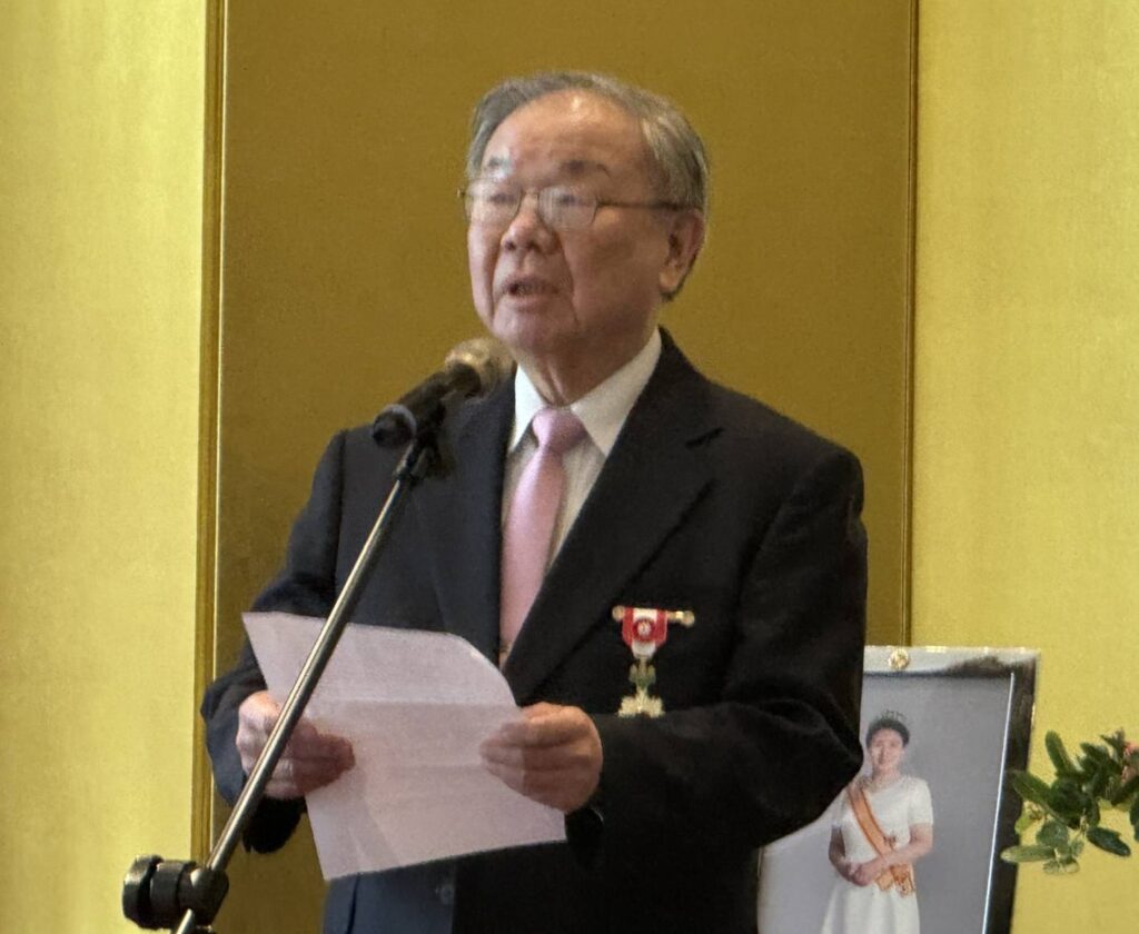 ▲榮獲「旭日勳章」的張炳煌教授，在授勳儀式上致詞表達他個人書寫文字至今60個年頭，能獲得這項榮譽可說是他個人生命歷程的重要里程碑，他深感榮幸之餘仍心存萬分感激。（圖/張炳煌 提供）