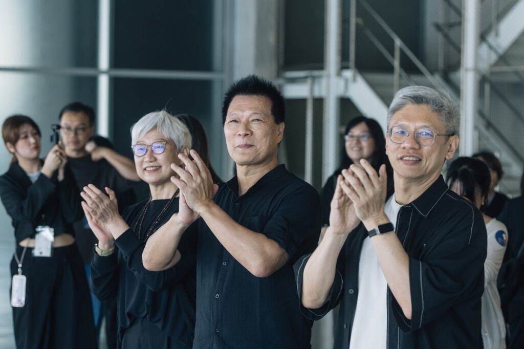《士林YES！》記者會由北藝中心1樓小戲台開始進行演出，並與王文儀董事長、蔡詩萍局長及謝念祖團長等來賓互動。（圖/北藝中心提供）
