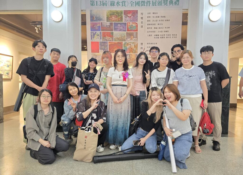 ▲台灣綠水膠彩畫會副理事長徐子涵（中）與畫會會員及同學們在展場開心合影。（記者 詹佳綺/攝）