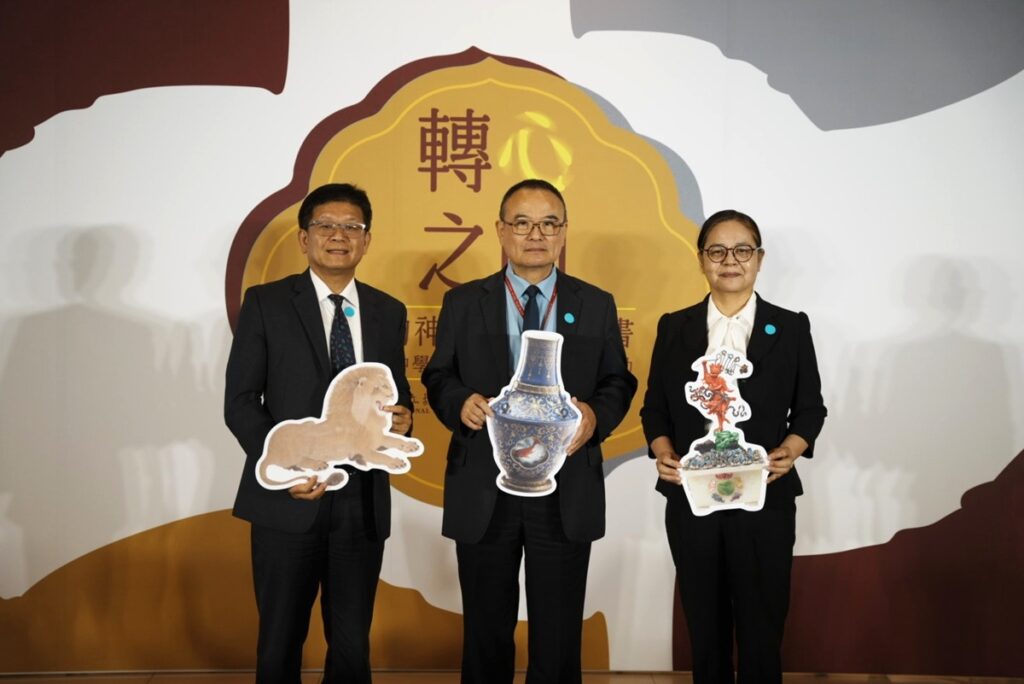 故宮蕭宗煌院長(中)、法務部矯正署劉玲玲副署長(右)與敦品中學郭宗裕校長攜手推動藝術陪伴計畫。