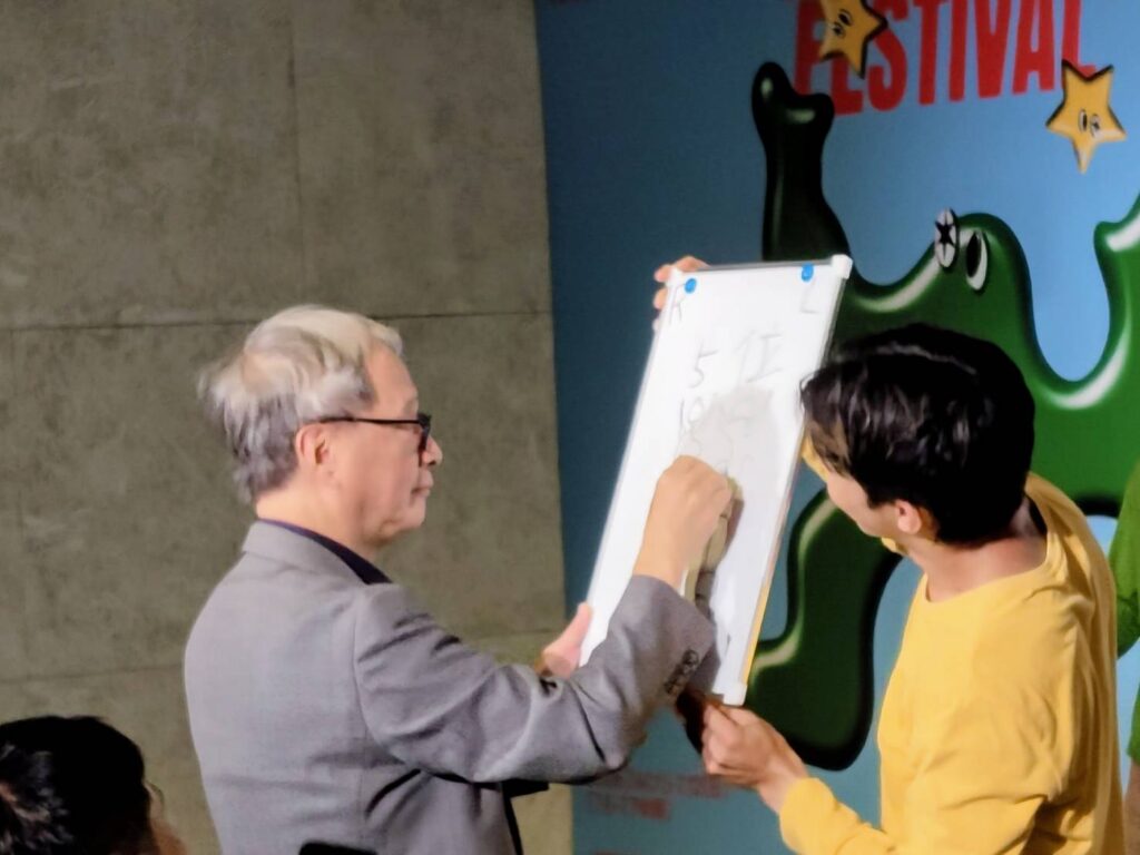 李遠部長現場出題，考驗表演者，趣味橫生。（記者 陳安婷/攝）