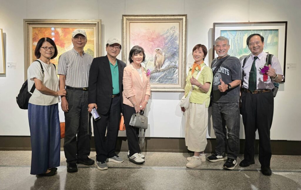 ▲陳嬋娟理事長（左四）在展場與多位畫壇好友及藝術家們合影留念。（記者 詹佳綺/攝）