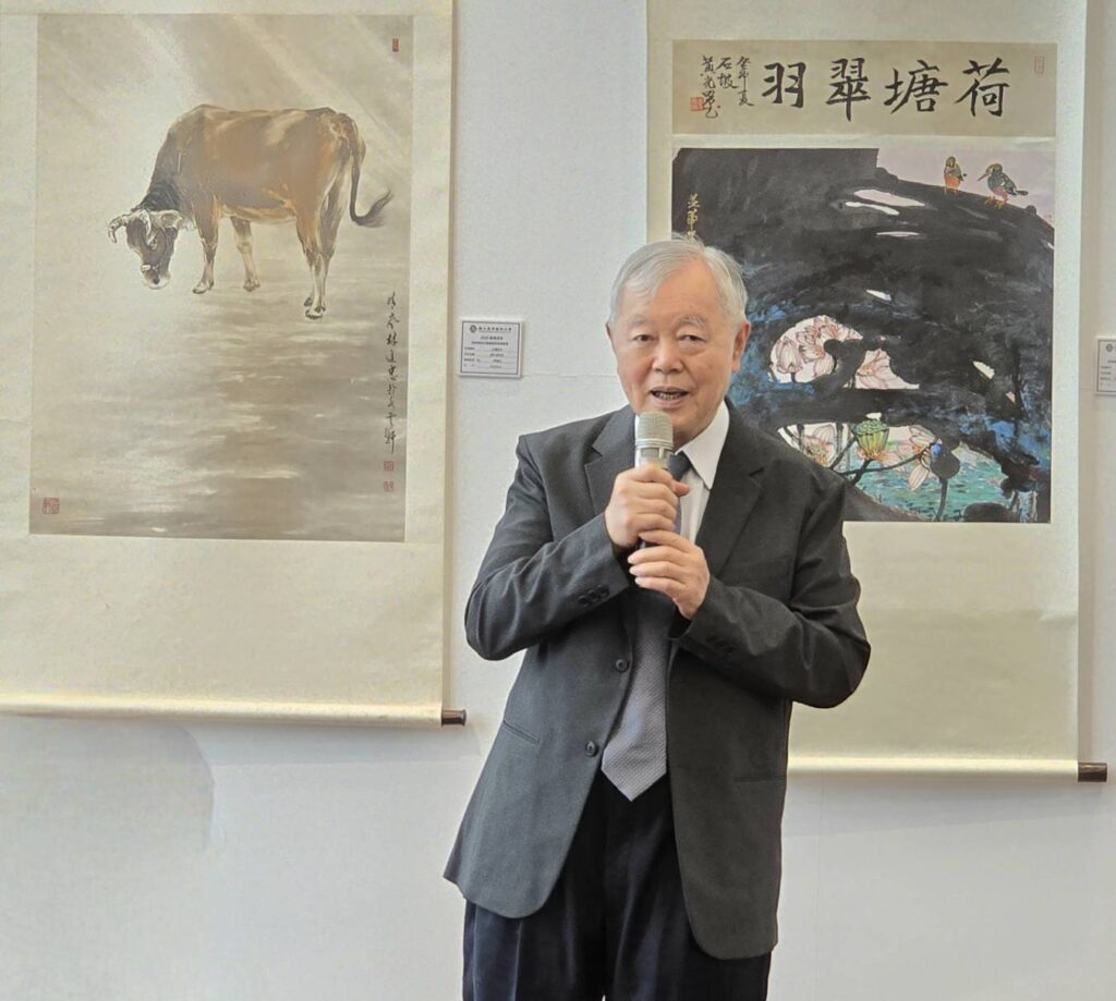 ▲臺藝大榮譽教授蘇峰男認為,楊企霞教授將張進勇的精神做全面發揚,帶領學會舉辦成功的展覽活動,值得稱許。(記者 詹佳綺/攝)