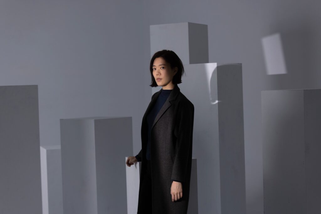 盜火劇團瘋狂首部曲《熊出沒的森林》,演員鄧九雲飾演劇中主角小說家。(圖/衛武營國家藝術文化中心提供)