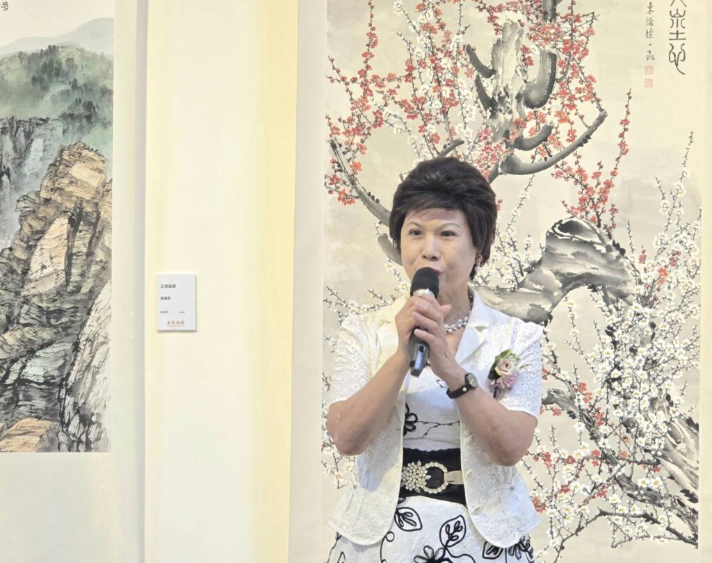 ▲東亞藝術研究會榮譽理事長王美美指出,很高興看到這次展出的作品,既精彩又出色,對參與展出的老師與顧問們表達感謝之意。(記者 詹佳綺/攝)