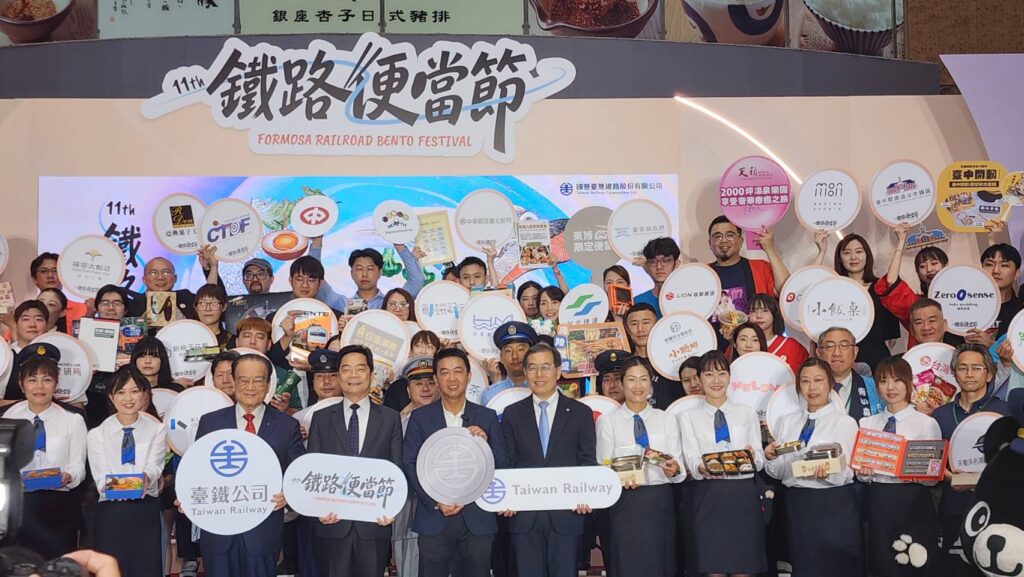 ▲臺鐡公司在董事長鄭光遠與總經理馮輝昇的帶頭下，邀集現場數十家便當業者加入鐵路便當節的行銷陣容中，場面歡聲雷動。（記者 辛澎祥/攝）