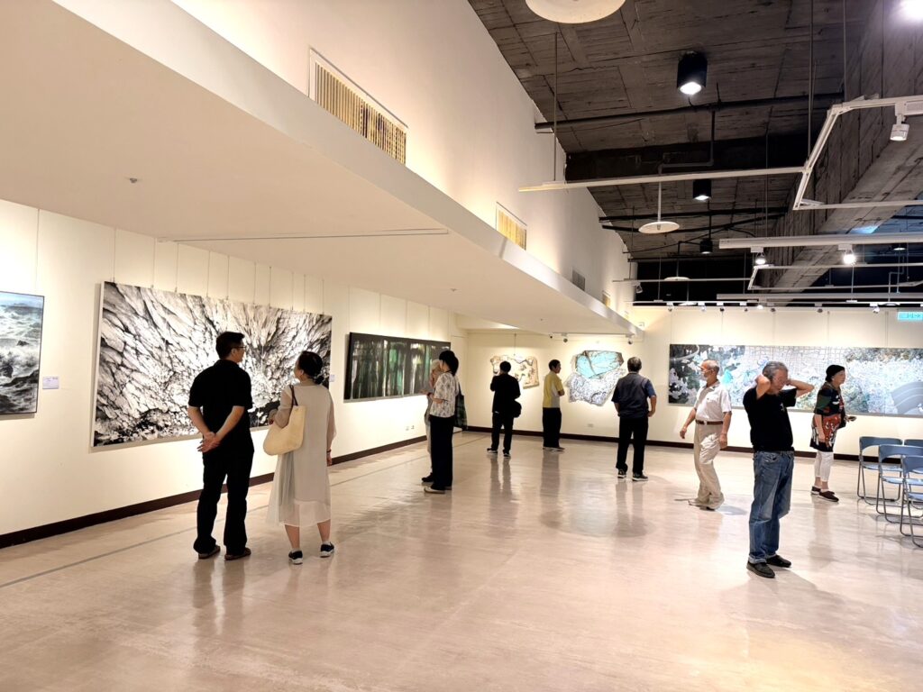 「墨光．流變－高雄水墨藝術」巡迴展吸引民眾駐足參觀。（圖/文化局提供）