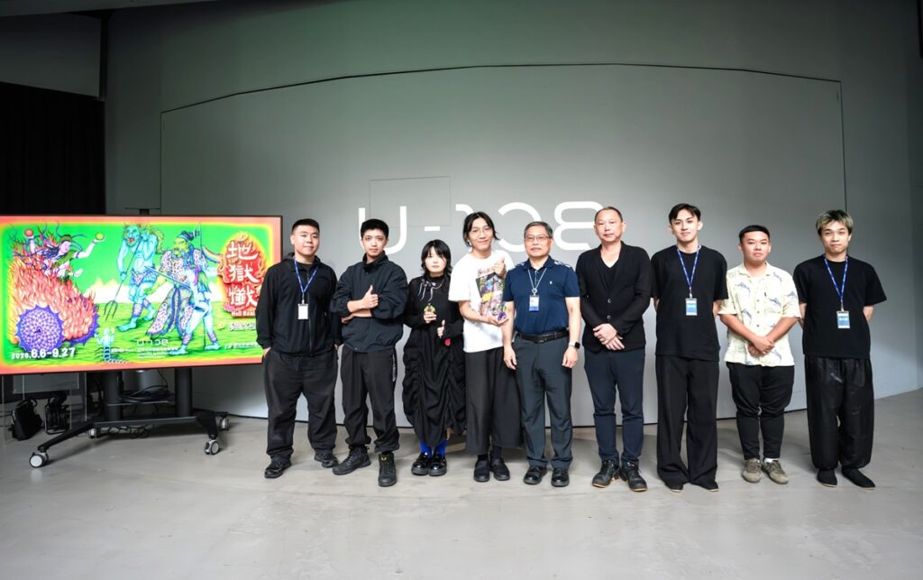 「地獄懺」展覽開幕式，國立臺灣美術館副館長汪佳政(中)與創作團隊合影。（圖/國立臺灣美術館提供，攝/蔡鴻民）