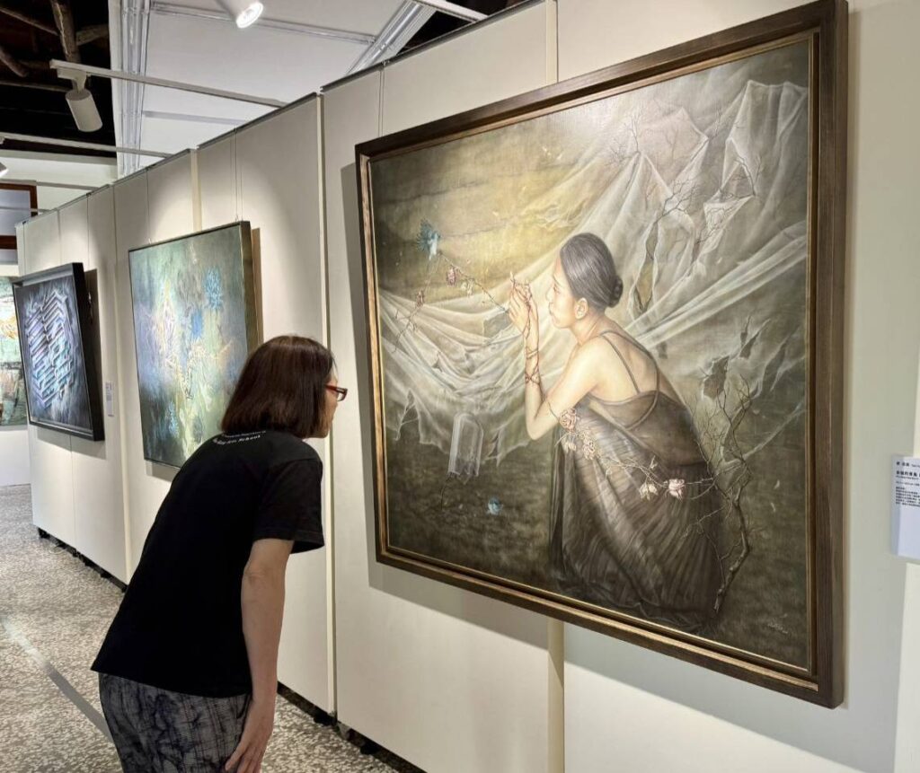 ▲民眾仔細觀賞展出之作品，呈現年輕藝術家在藝術創作領域中的特有技藝表現。（圖/國父紀念館 提供）