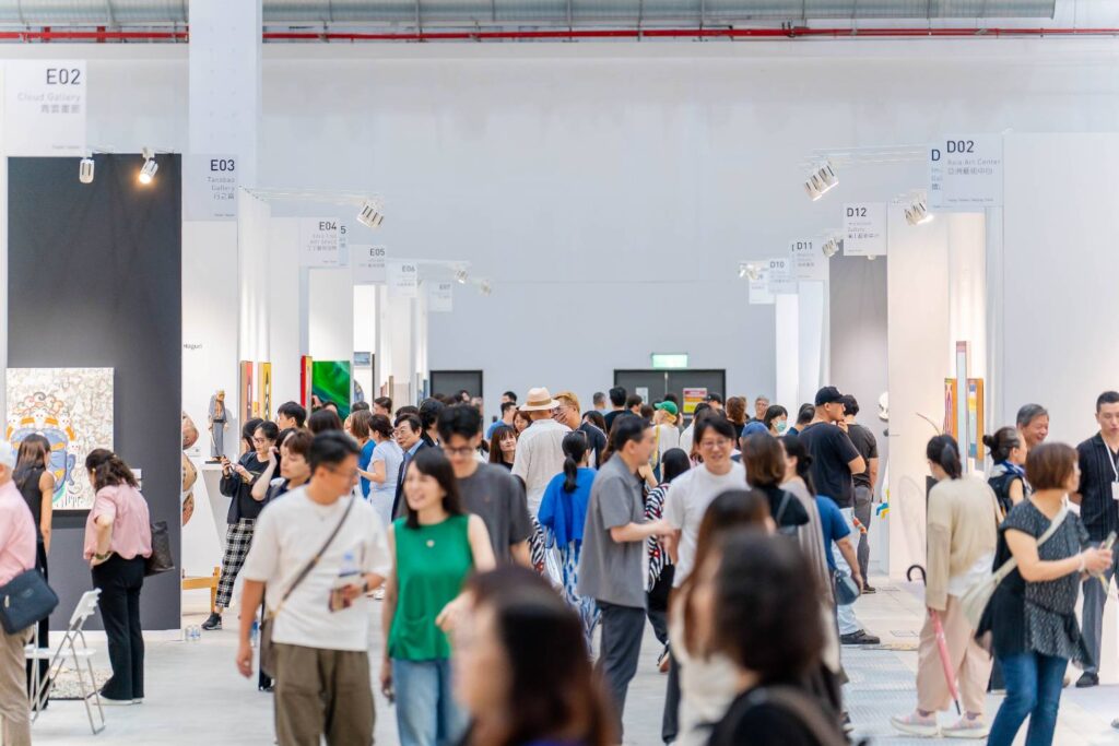 ▲出席開幕式的貴賓與民眾，場面熱烈。（圖/畫廊協會 提供）