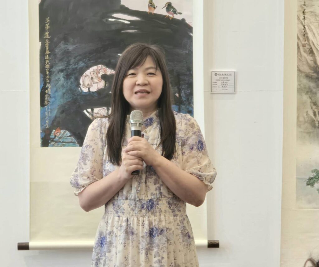 ▲臺藝大書畫藝術系教授的本展策展人楊企霞,以感恩的心情說明這次展覽的特色與作品的多元性,強調未來將年輕藝術家推廣到社會各層面,帶領當代藝術嶄新風潮。(記者 詹佳綺/攝)