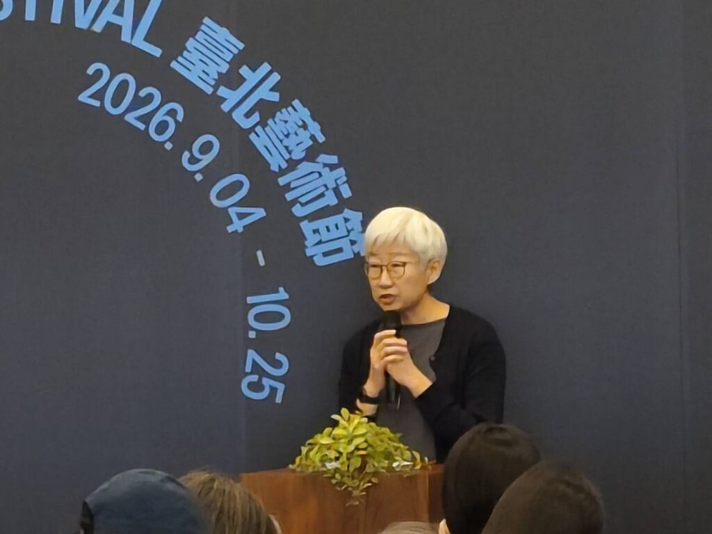 北藝中心董事長王文儀歡迎久違的藝術家老友們重聚。（記者 陳安婷/攝）