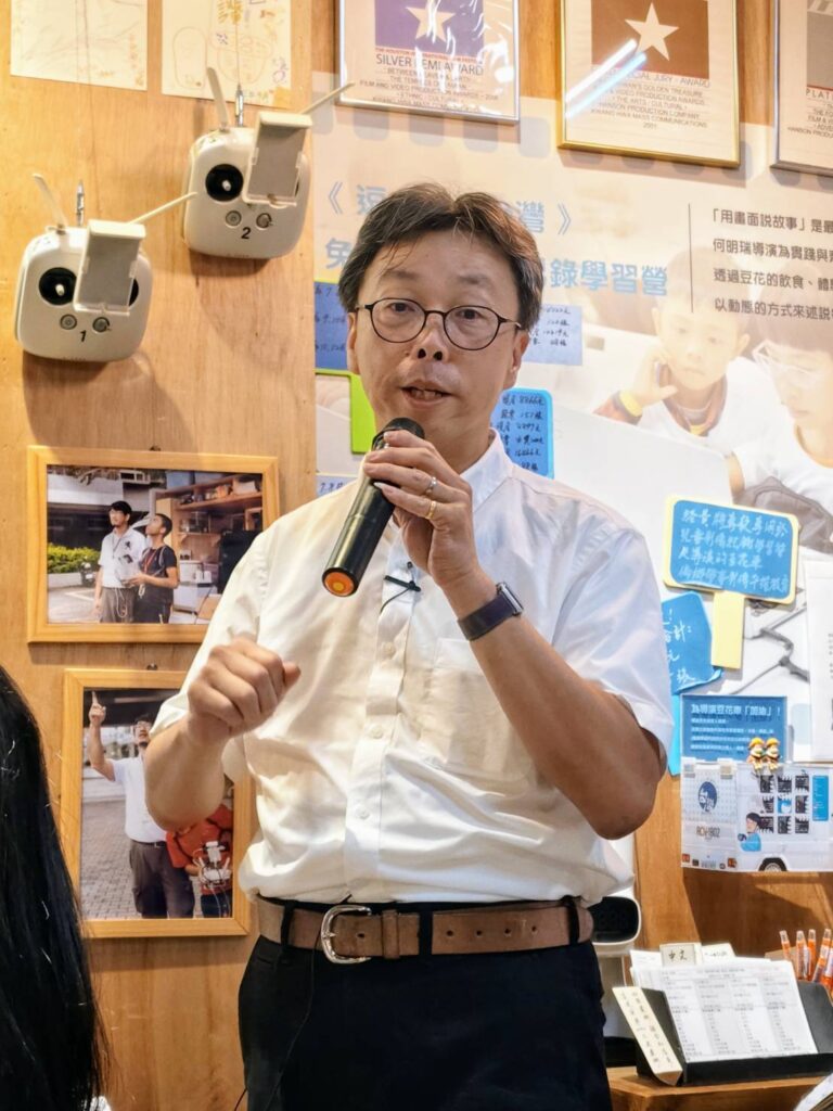 財團法人台北市至善堂施建仁董事歡迎大家一起響應公益。（記者 陳安婷/攝）
